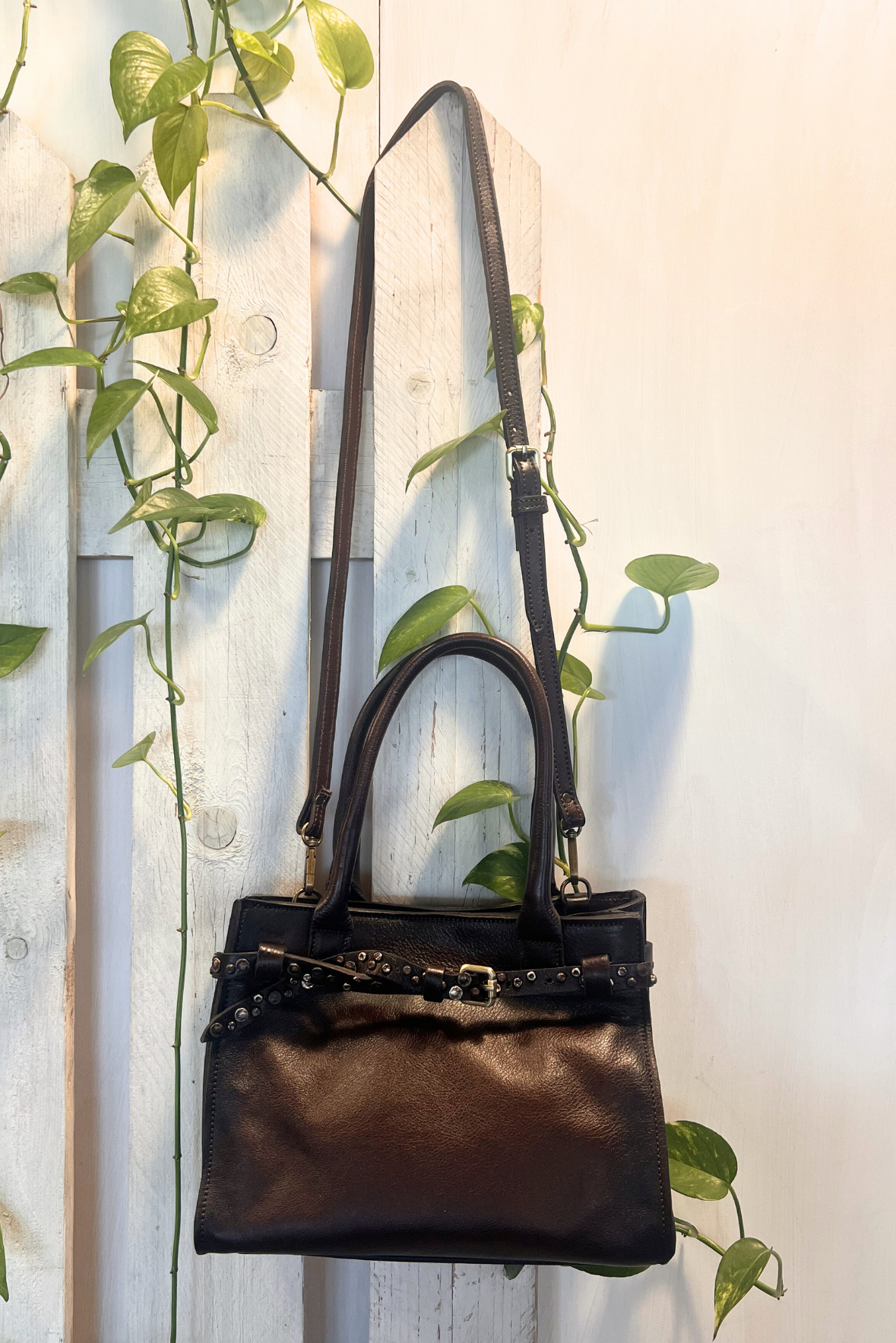 Shopper in pelle con borchiette