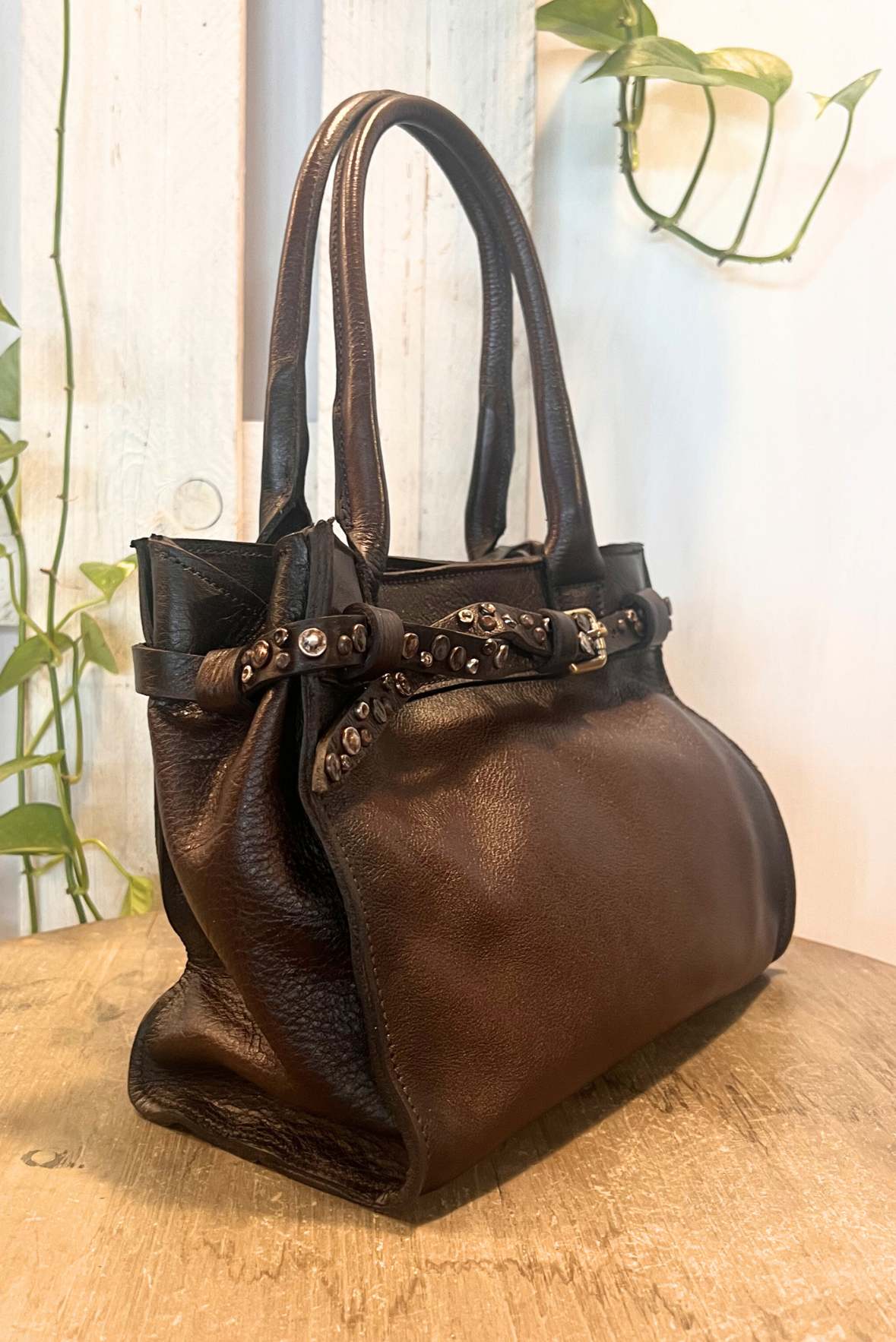 Shopper in pelle con borchiette