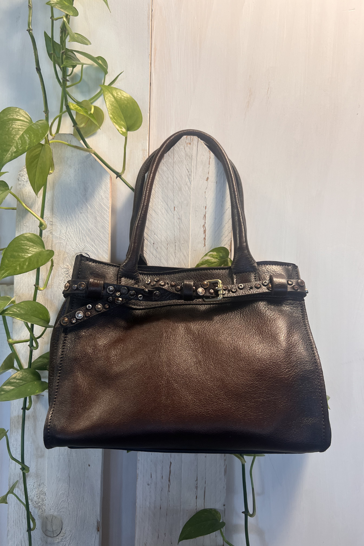 Shopper in pelle con borchiette