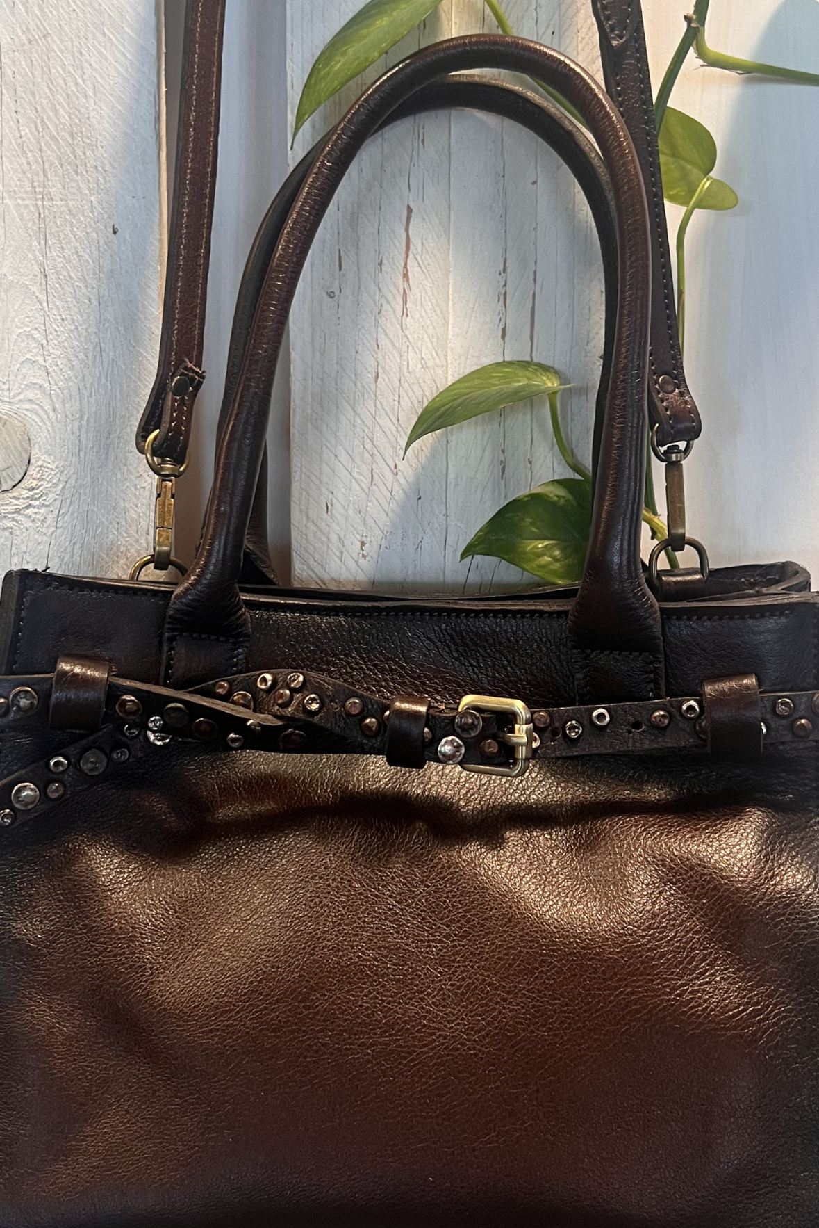 Shopper in pelle con borchiette