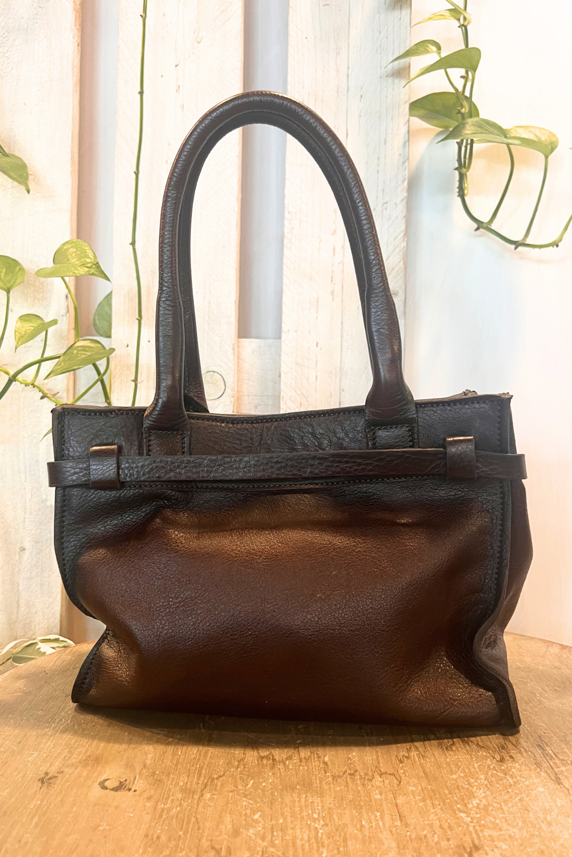 Shopper in pelle con borchiette