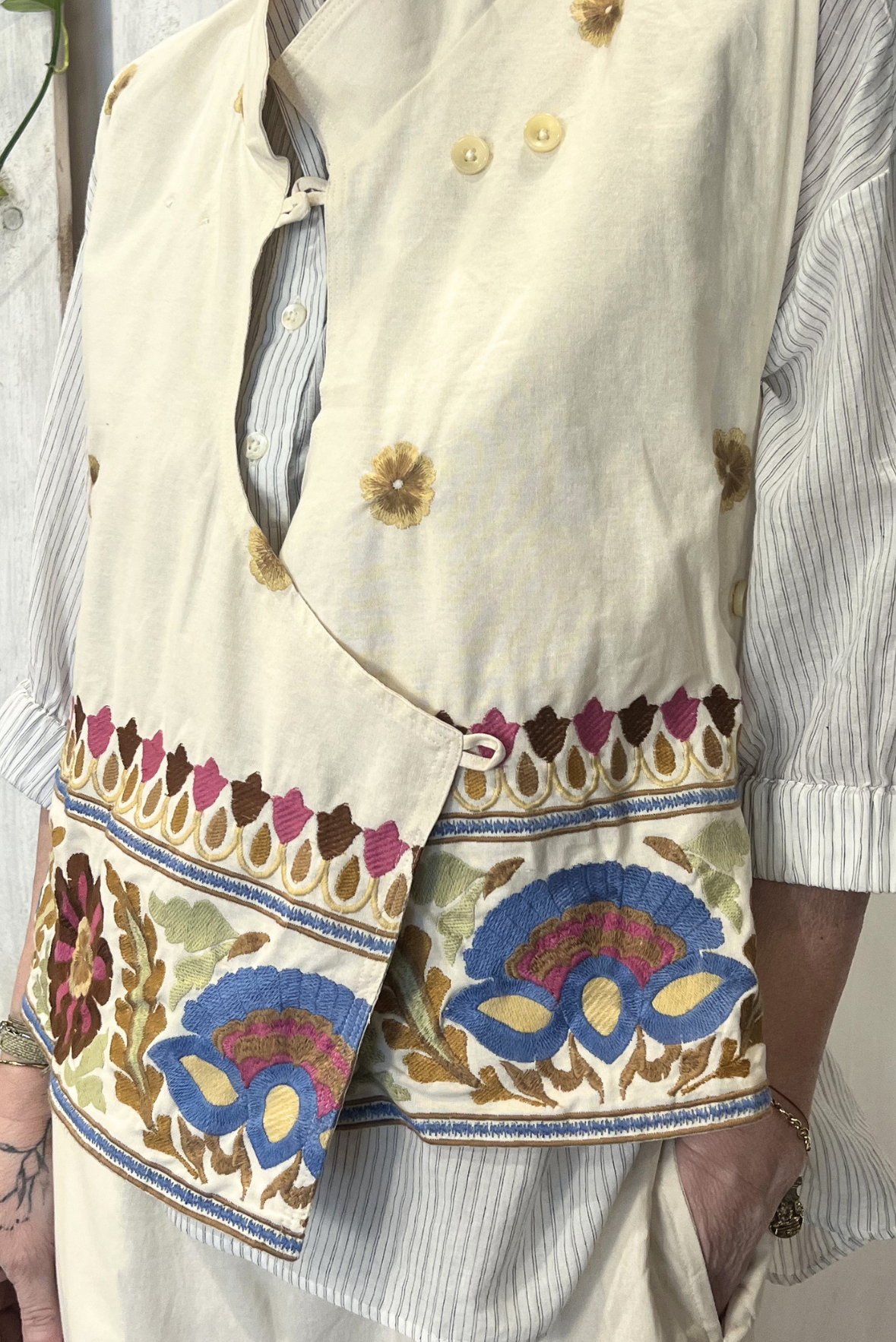 Gilet incrociato con ricami