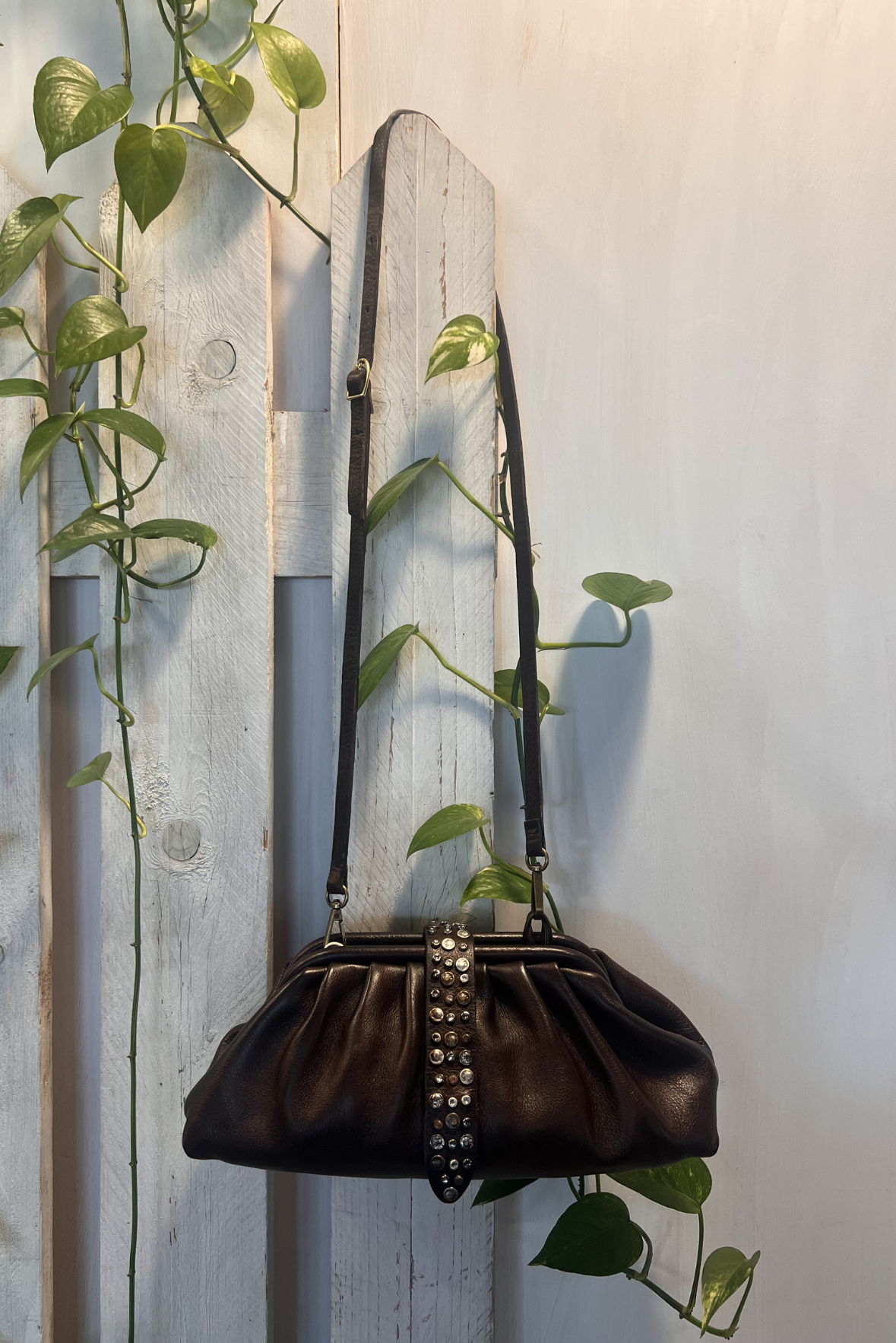 Clutch con tracolla e borchiette