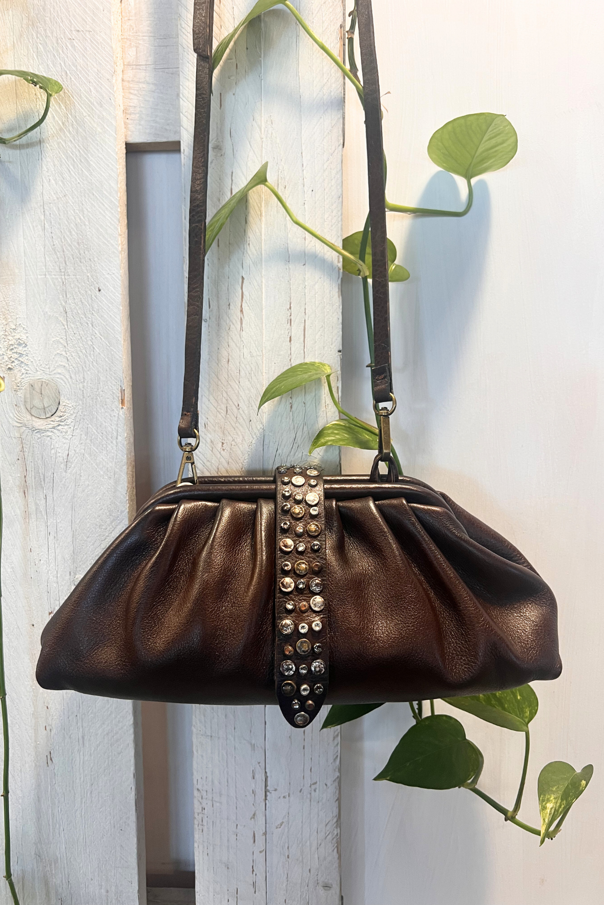 Clutch con tracolla e borchiette