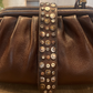 Clutch con tracolla e borchiette