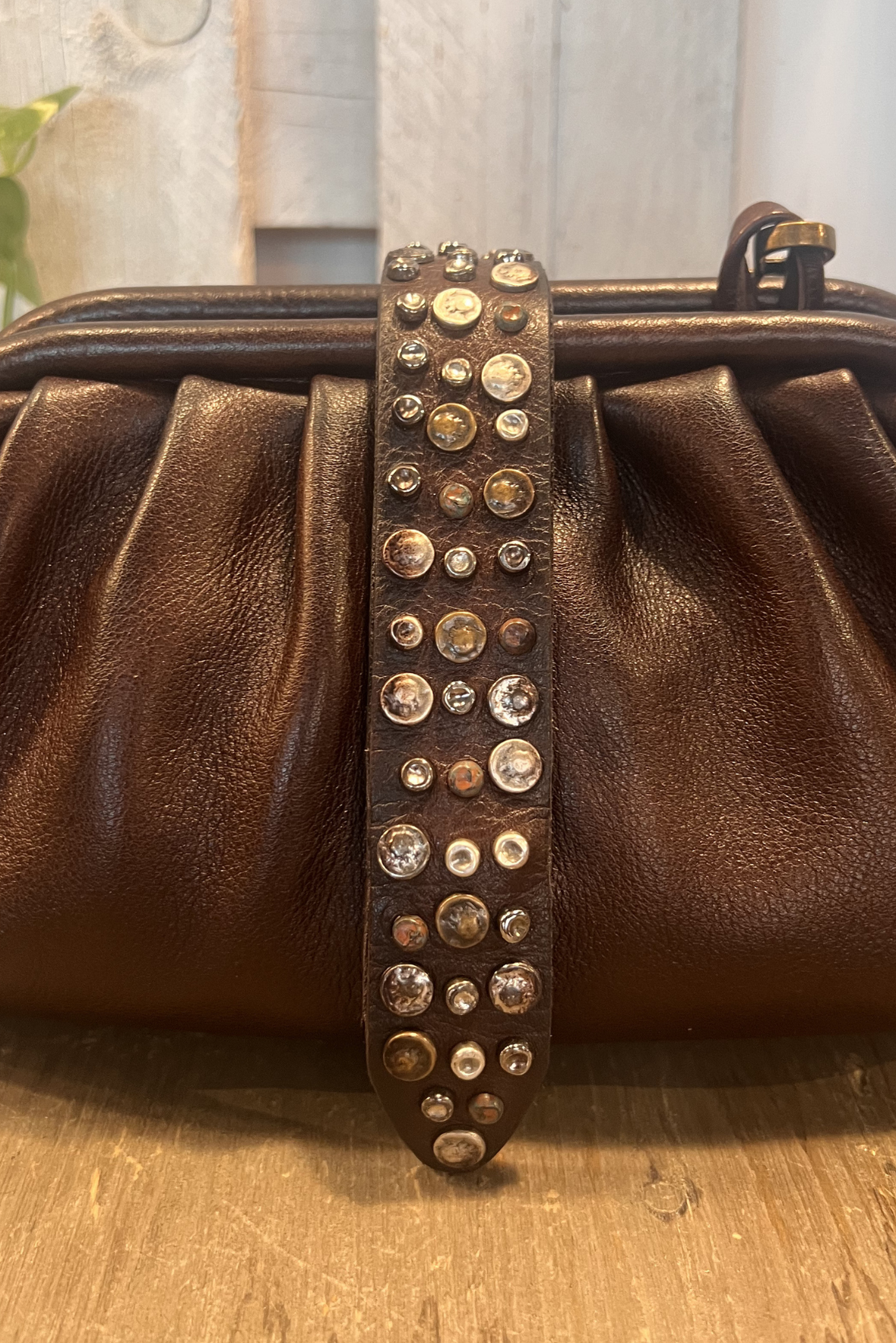 Clutch con tracolla e borchiette