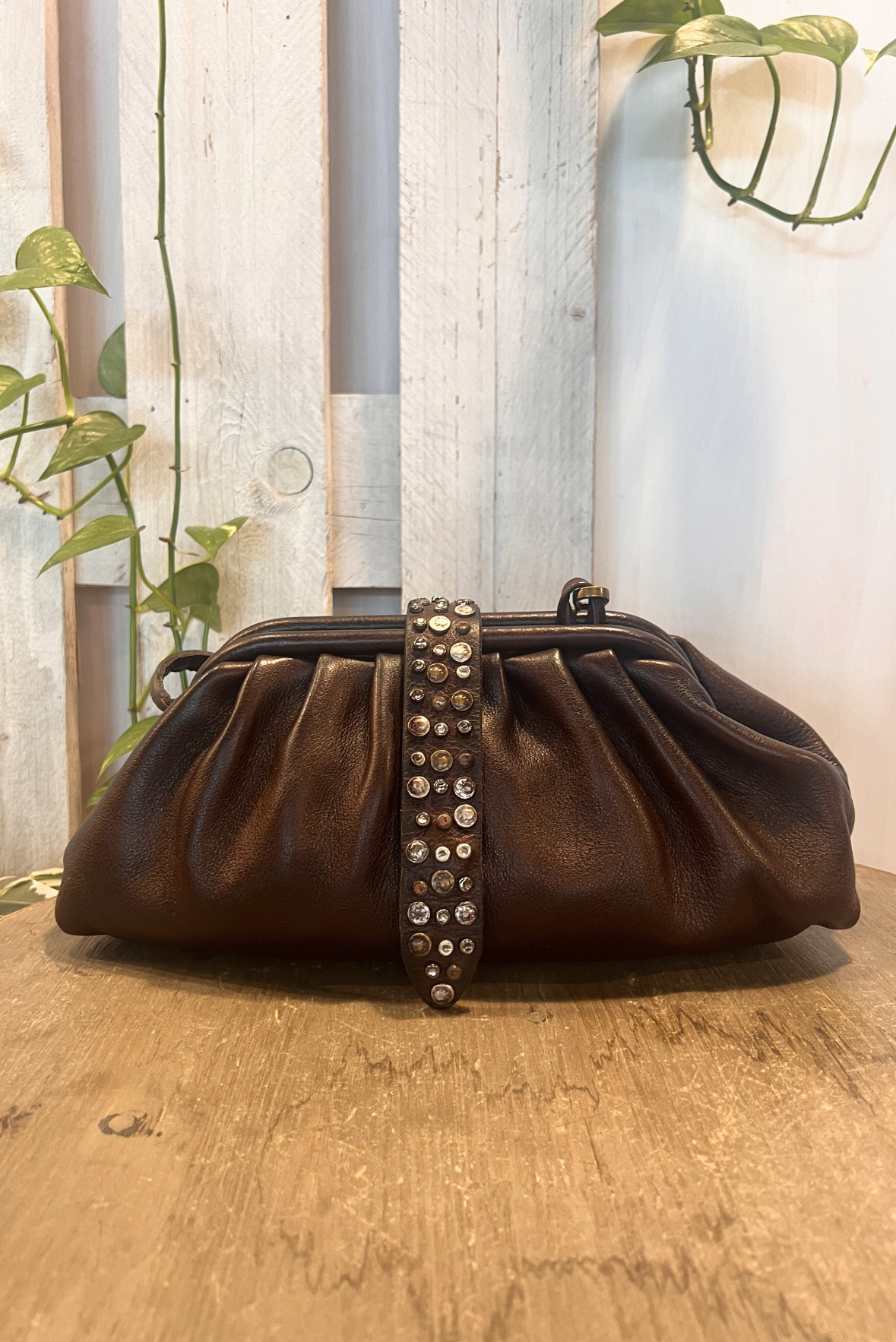 Clutch con tracolla e borchiette