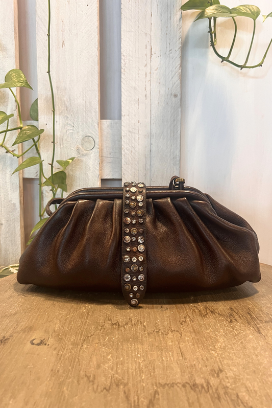 Clutch con tracolla e borchiette