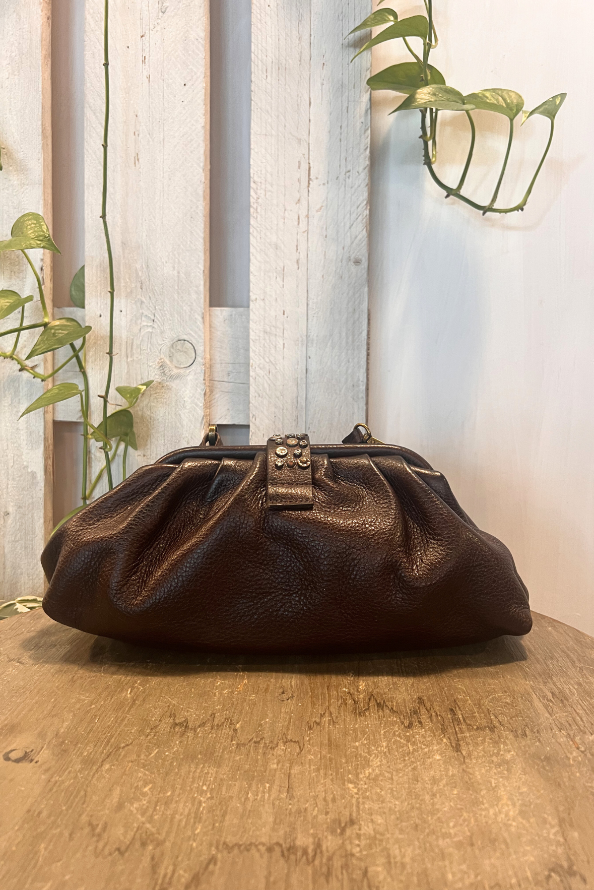 Clutch con tracolla e borchiette