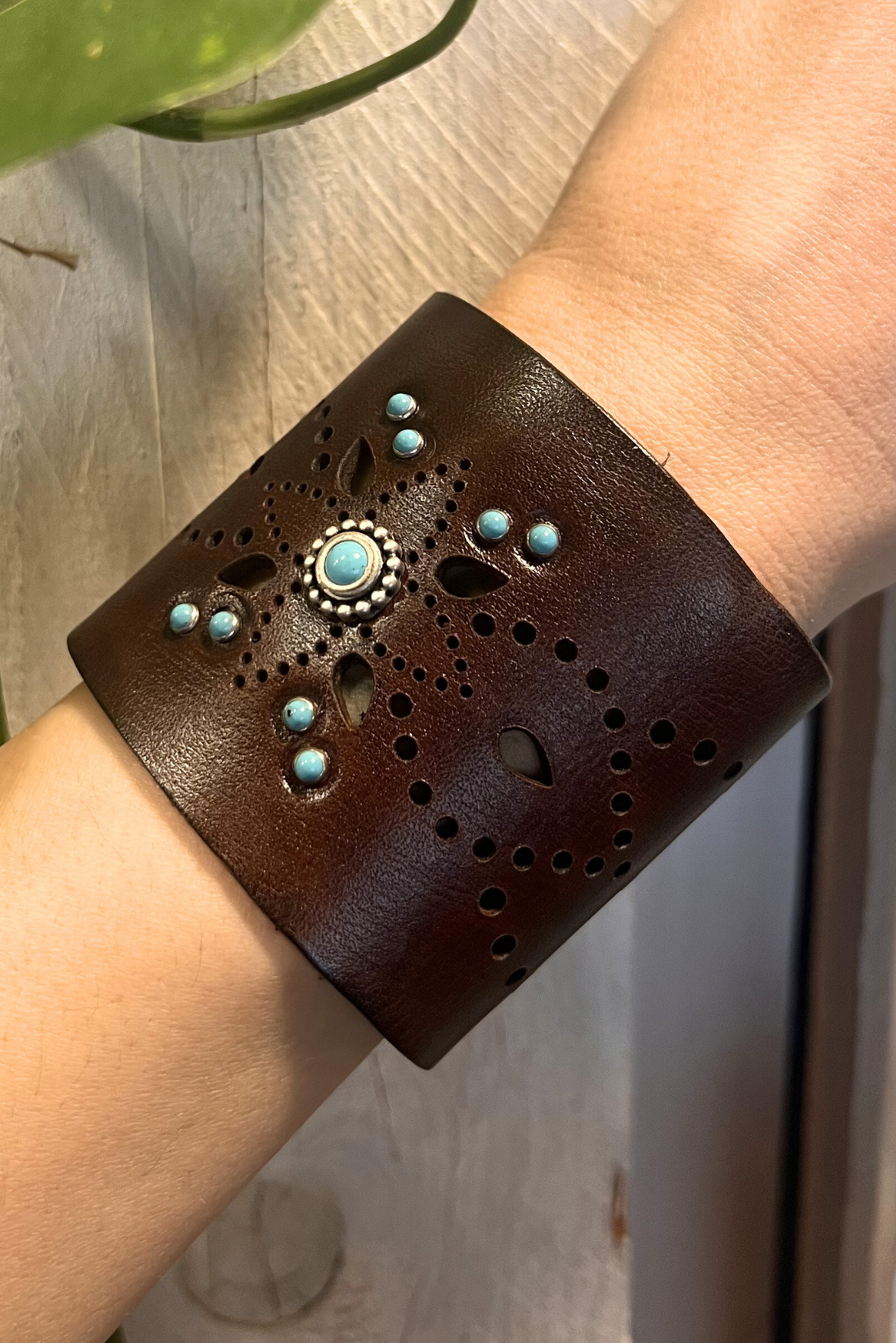 Bracciale in pelle con turchesi