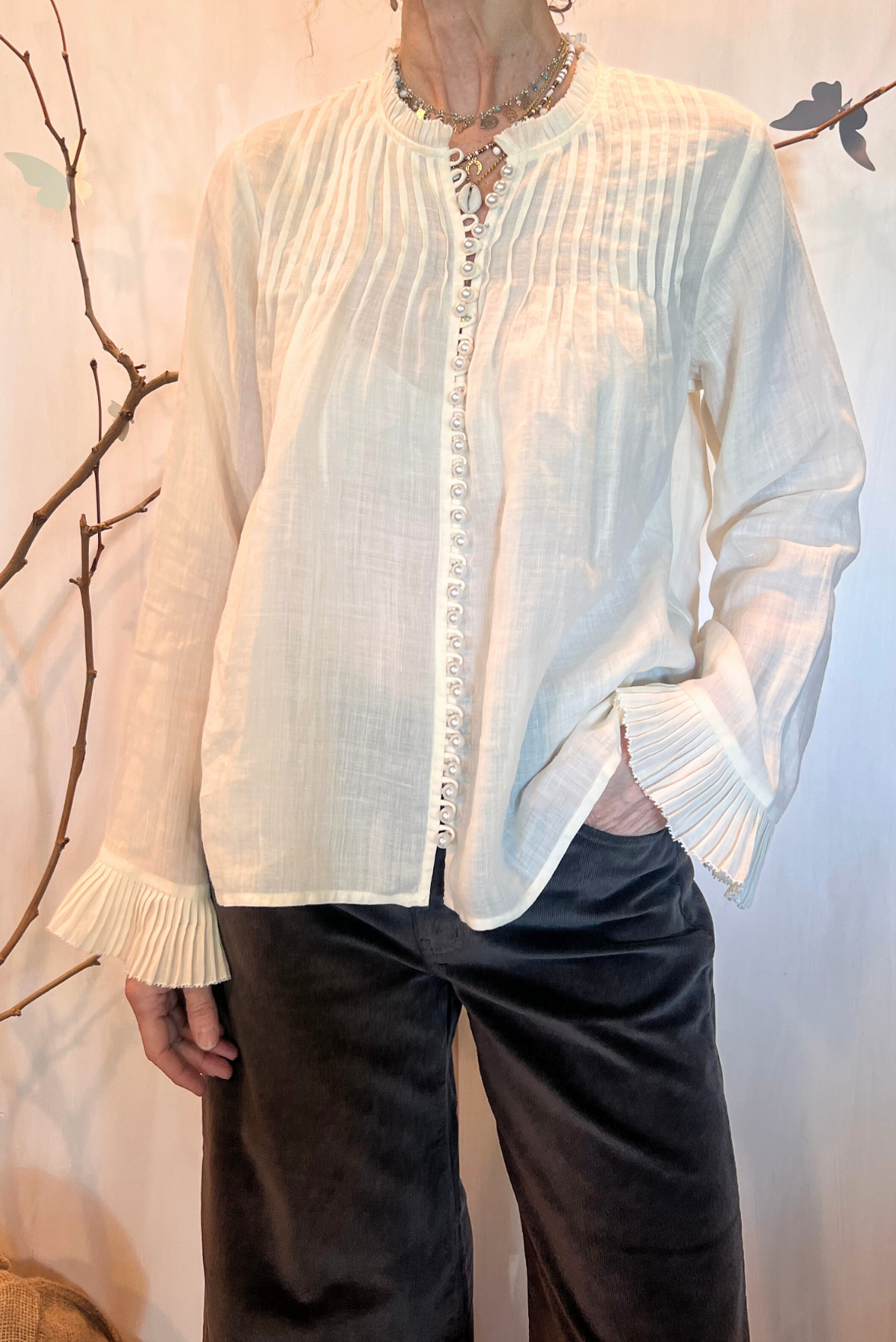 Camicia con perle e rouches