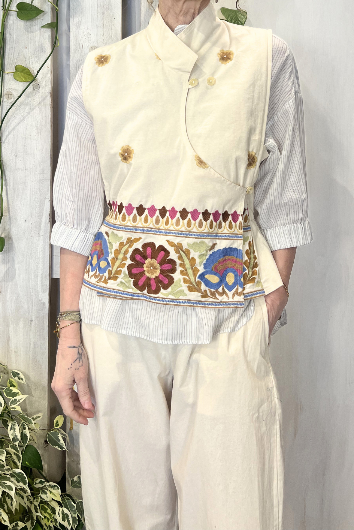 Gilet incrociato con ricami