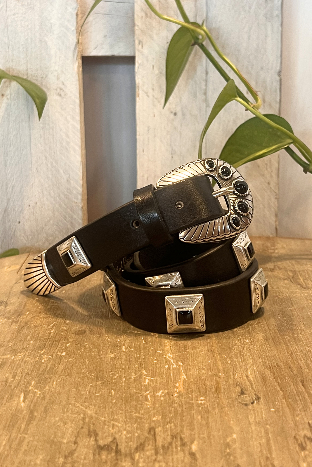 Cintura con borchie e pietre