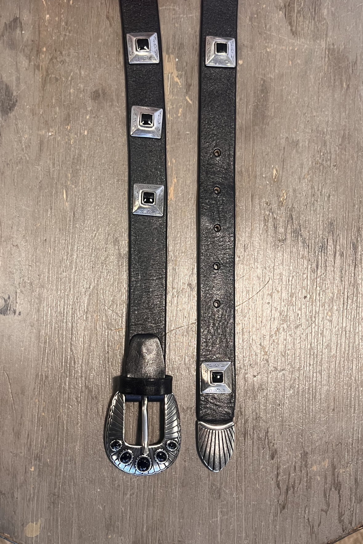 Cintura con borchie e pietre