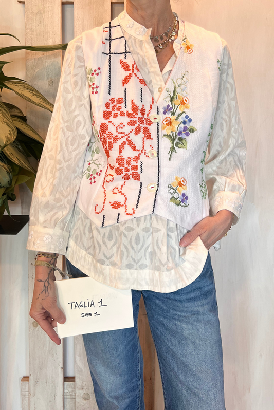 Gilet con ricami a contrasto