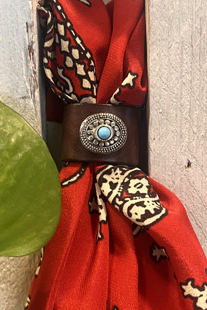 Ferma bandana in pelle