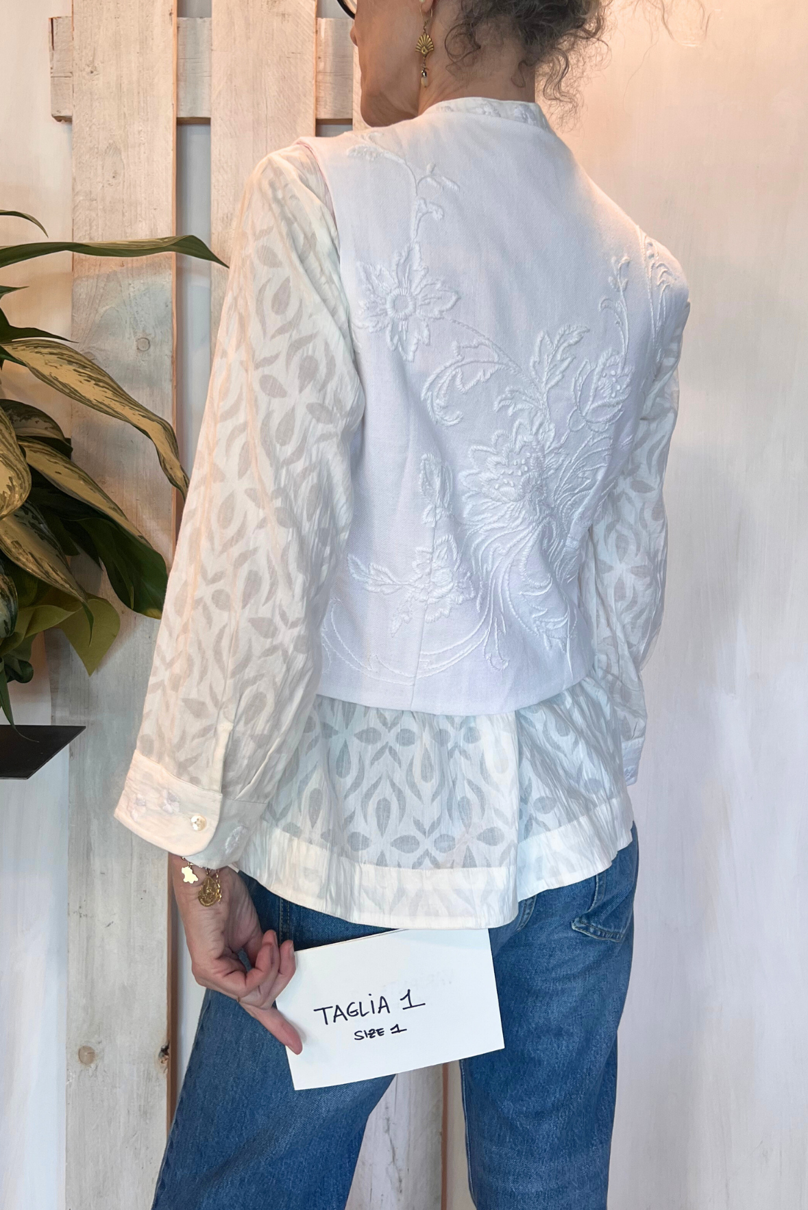 Gilet con ricami a contrasto