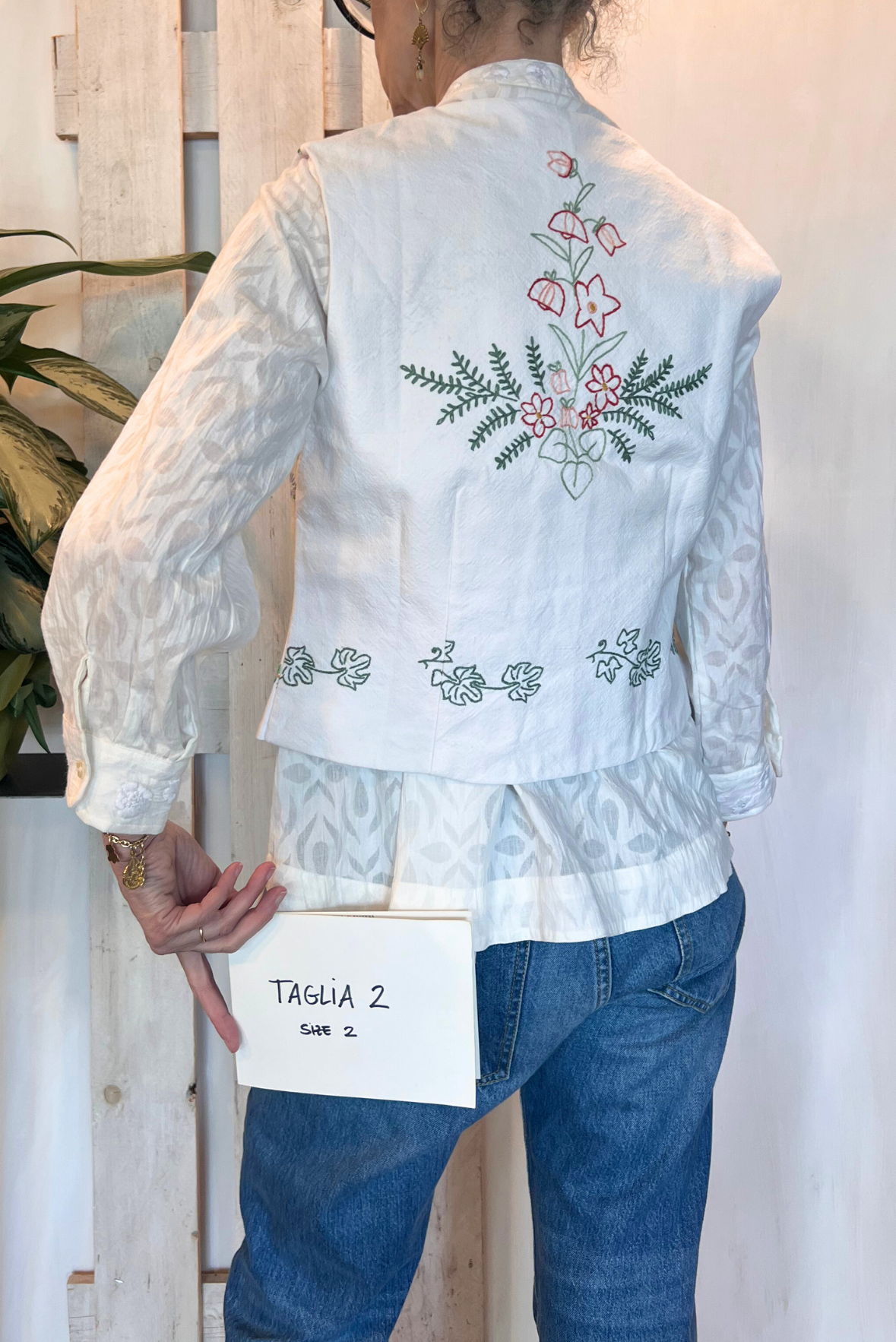 Gilet con ricami a contrasto
