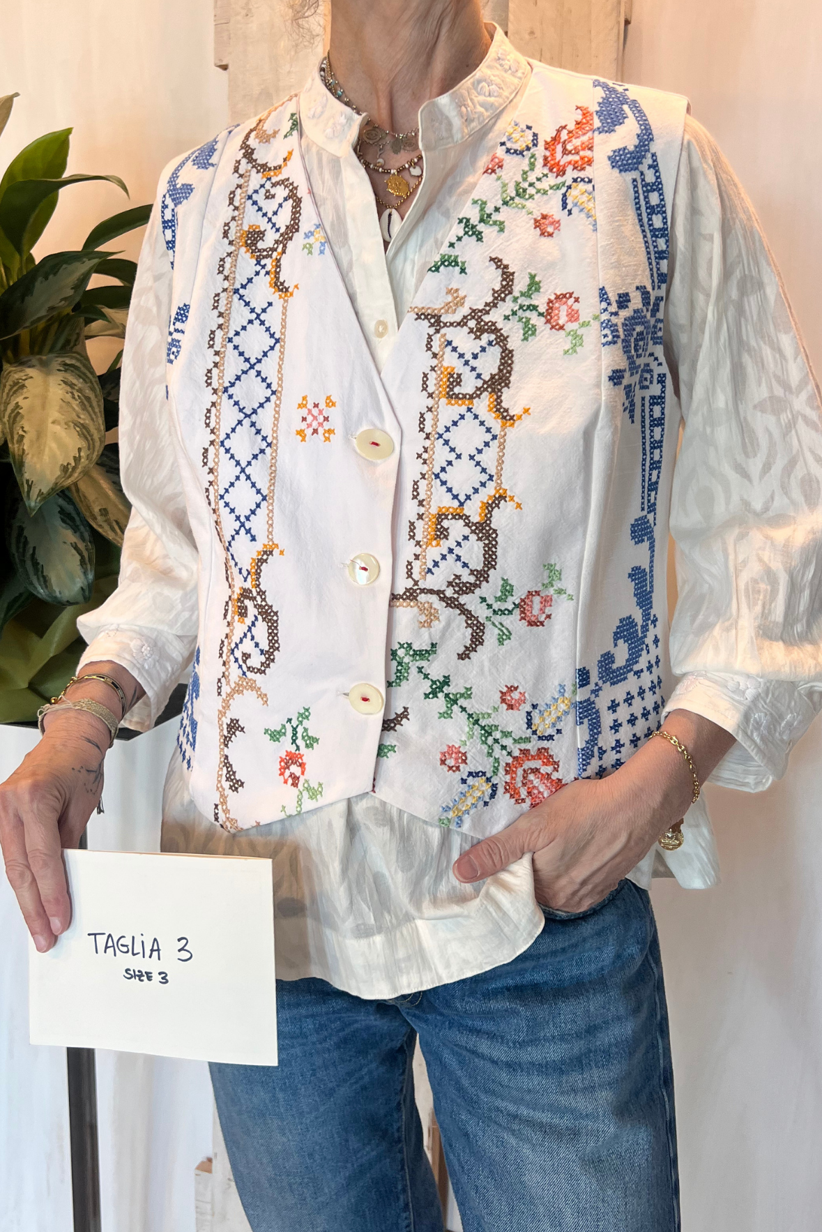 Gilet con ricami a contrasto