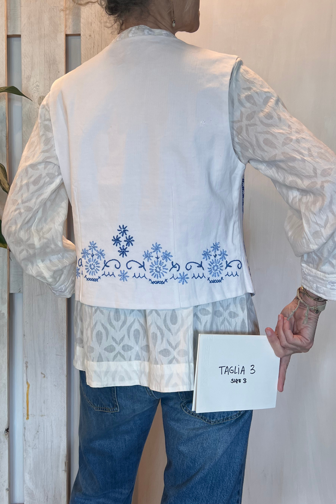 Gilet con ricami a contrasto