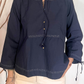 Blusa con ricami e spilla