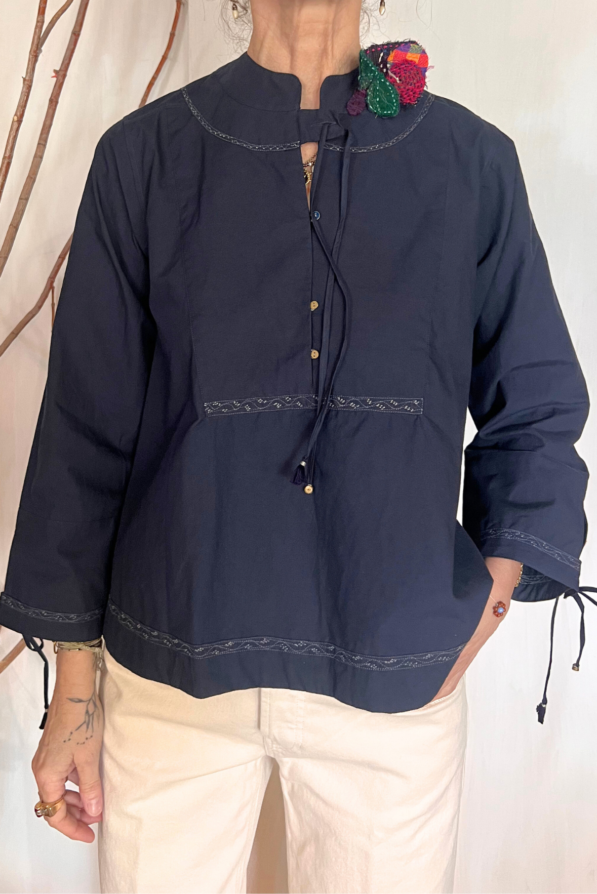 Blusa con ricami e spilla