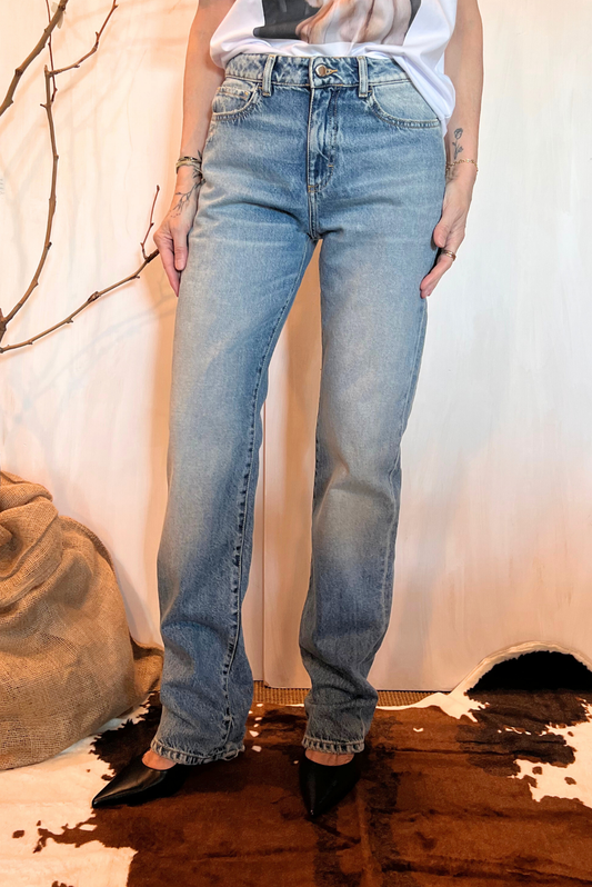 Jeans Skye a sigaretta