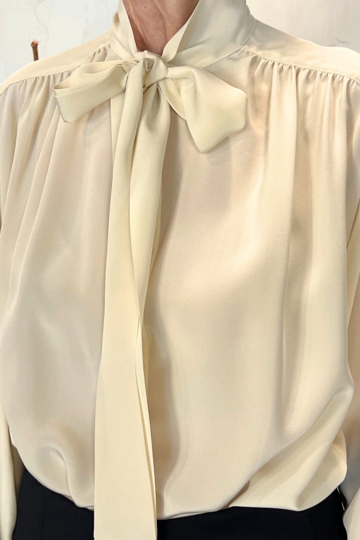 Camicia in seta con fiocco