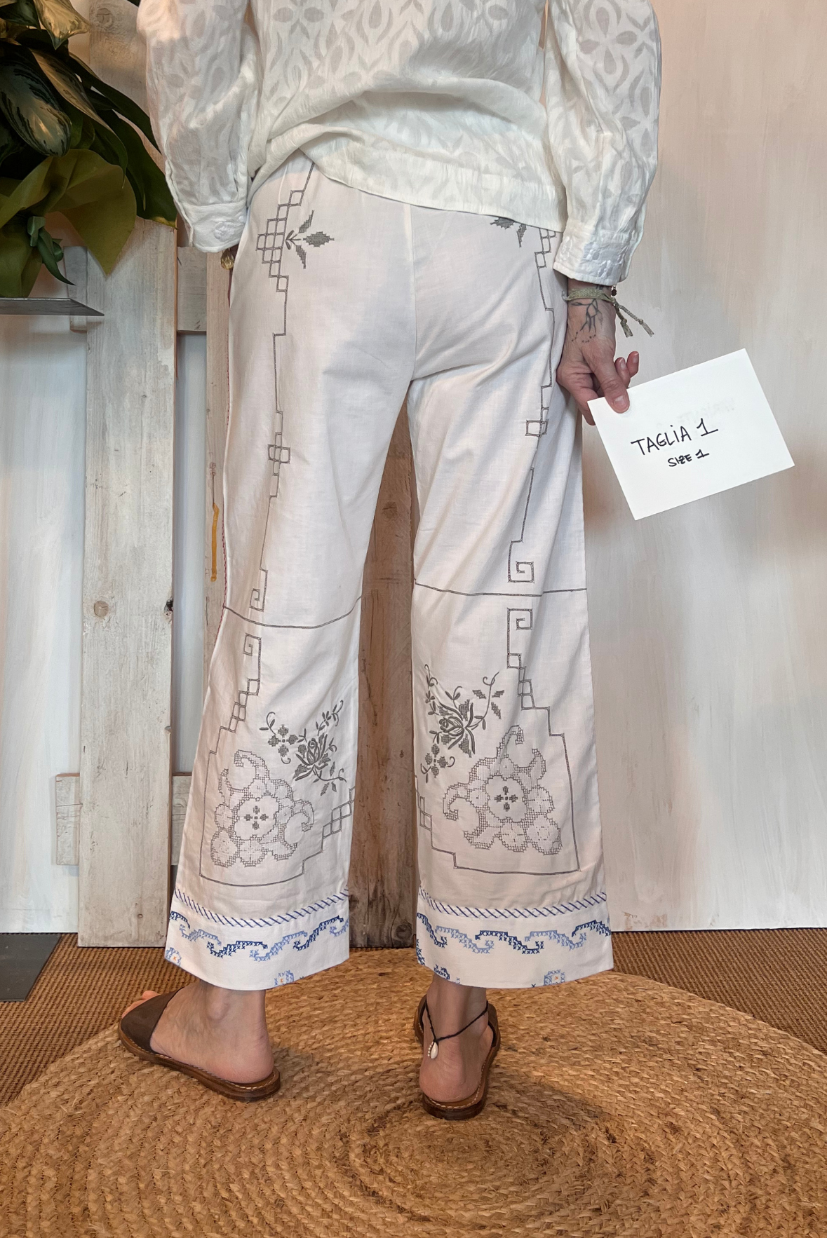 Pantalone con ricami