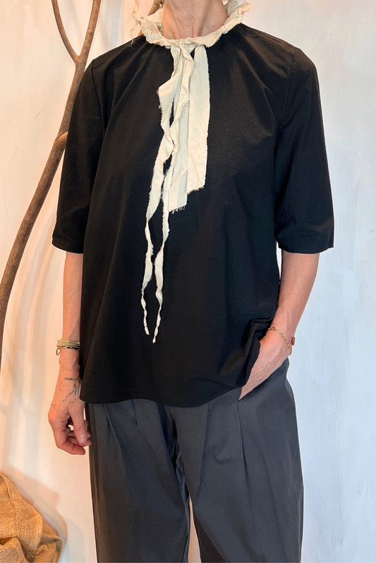 Blusa con rouches a contrasto