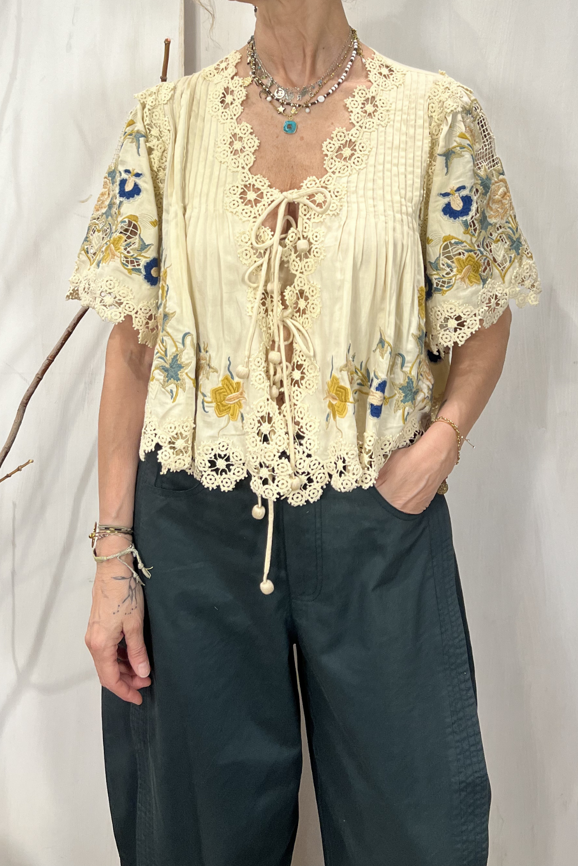 Camicia con pizzo e ricami