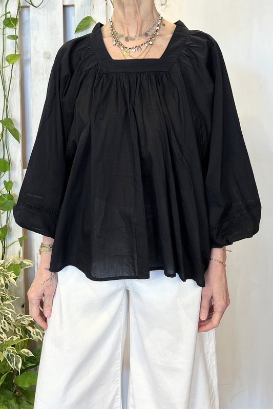 Blusa scollo quadrato con ricami