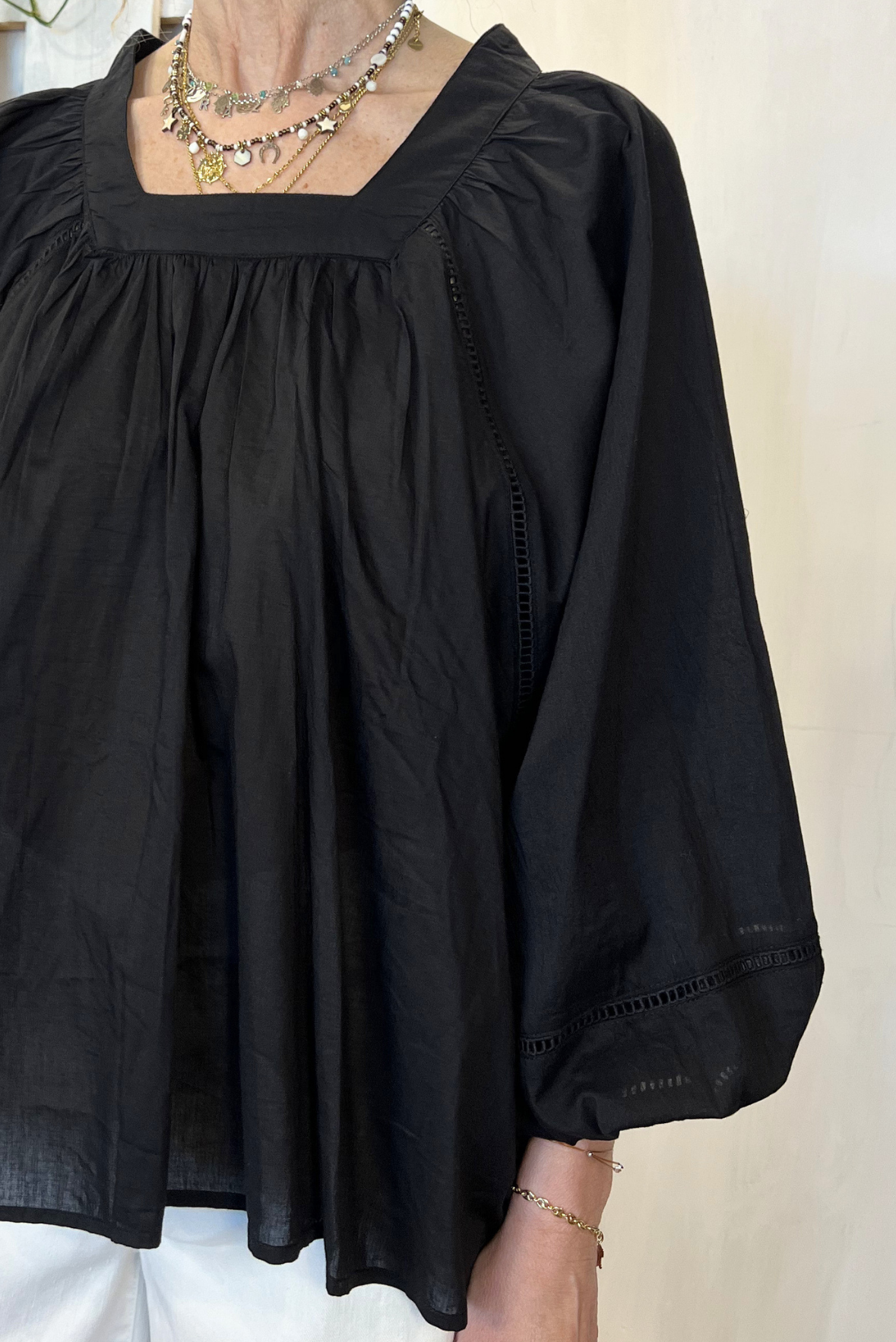 Blusa scollo quadrato con ricami