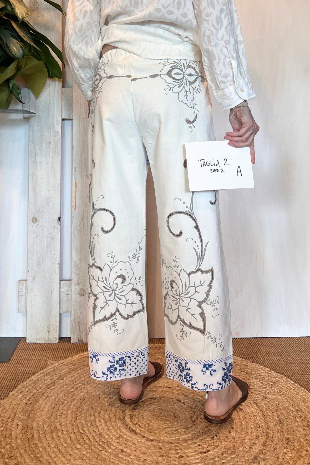 Pantalone con ricami