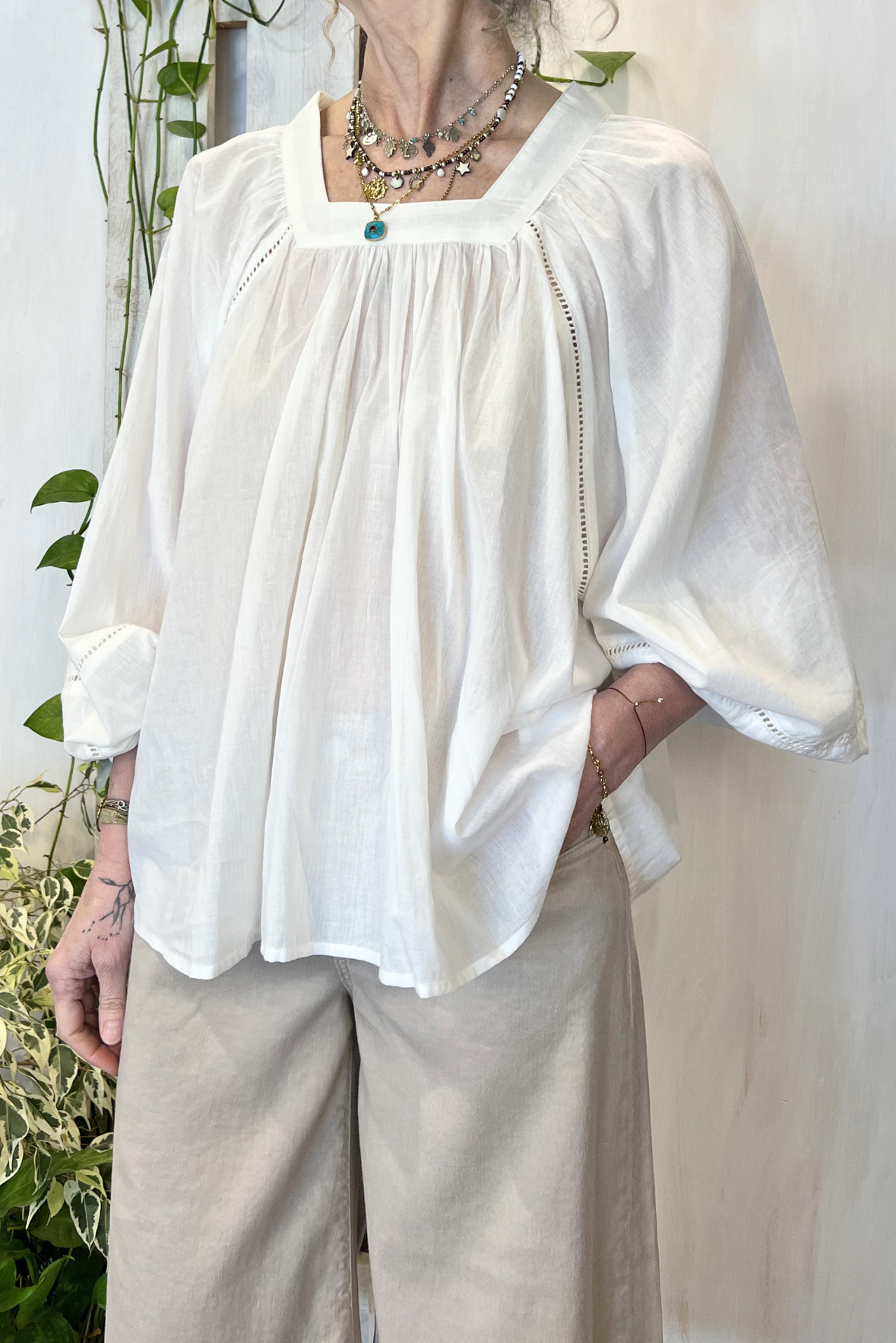 Blusa scollo quadrato con ricami