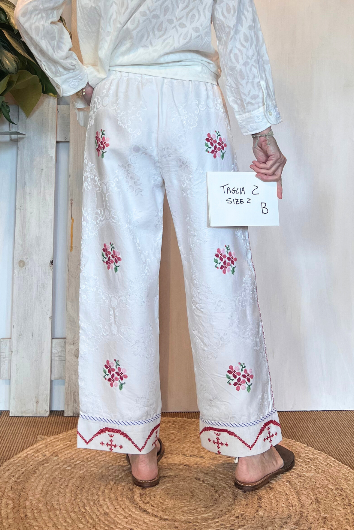 Pantalone con ricami