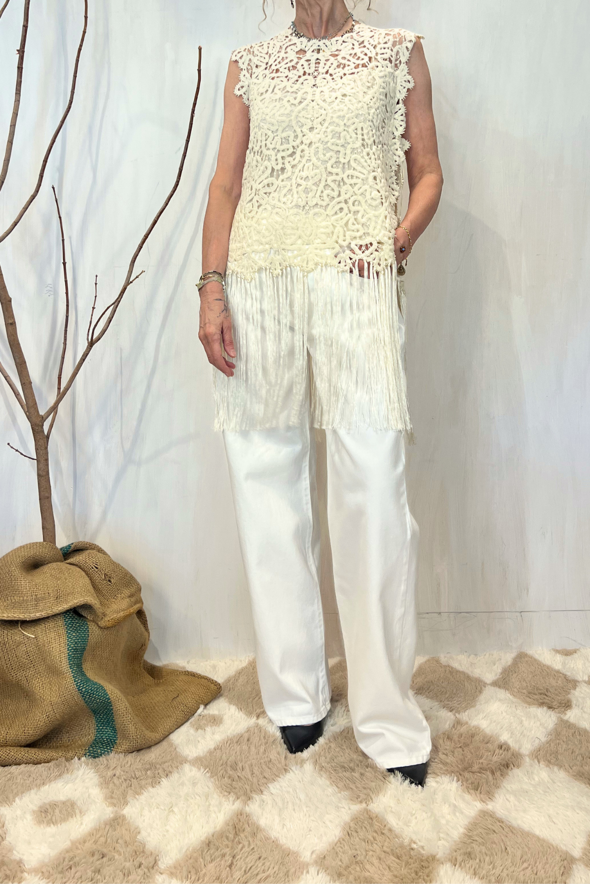Top smanicato con pizzo e frange