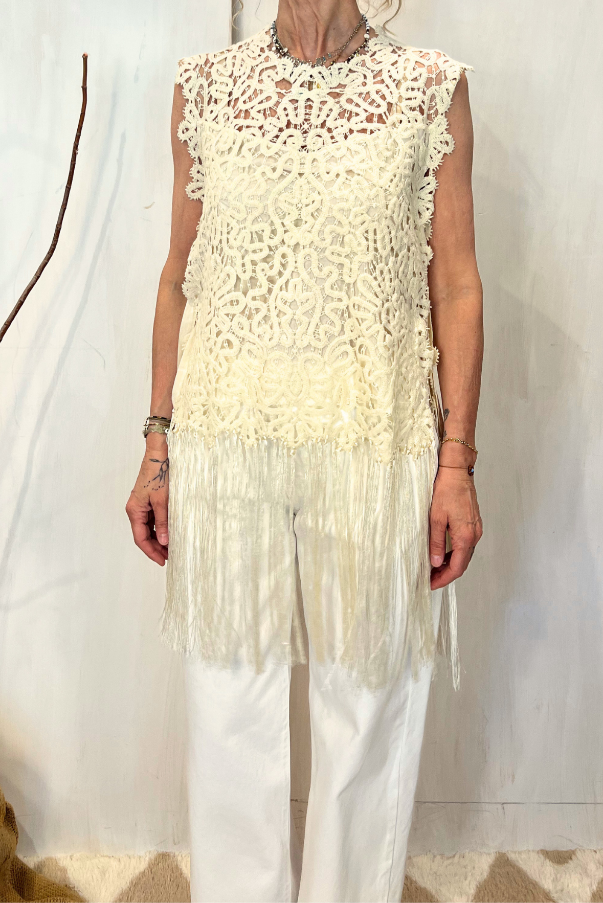 Top smanicato con pizzo e frange