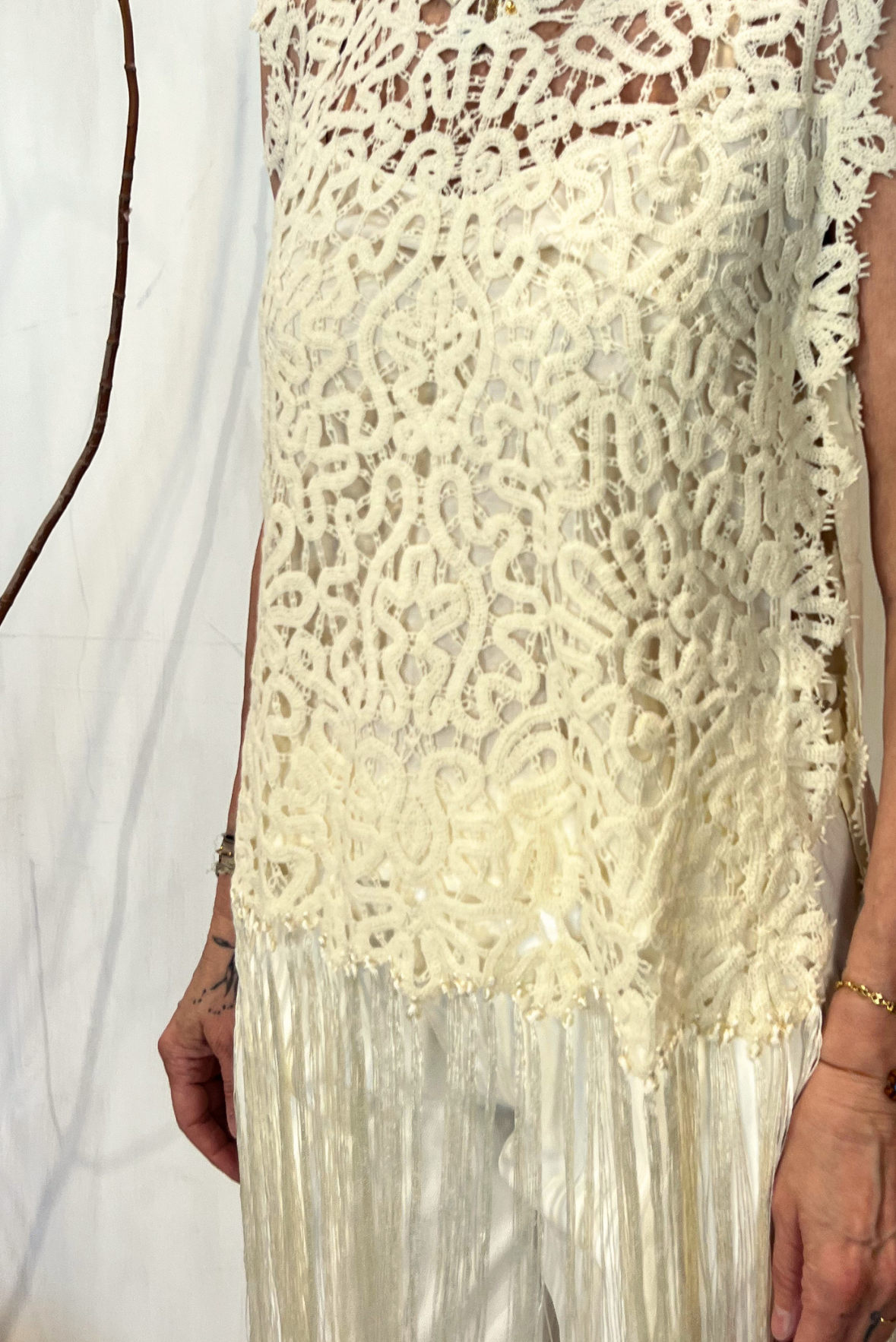 Top smanicato con pizzo e frange