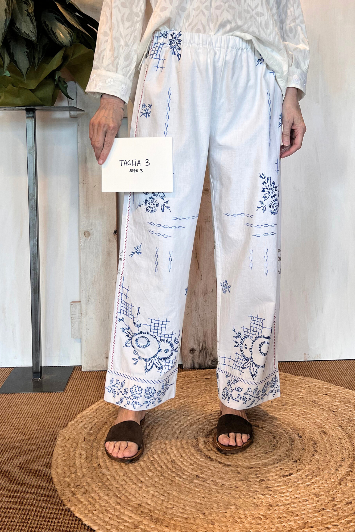 Pantalone con ricami