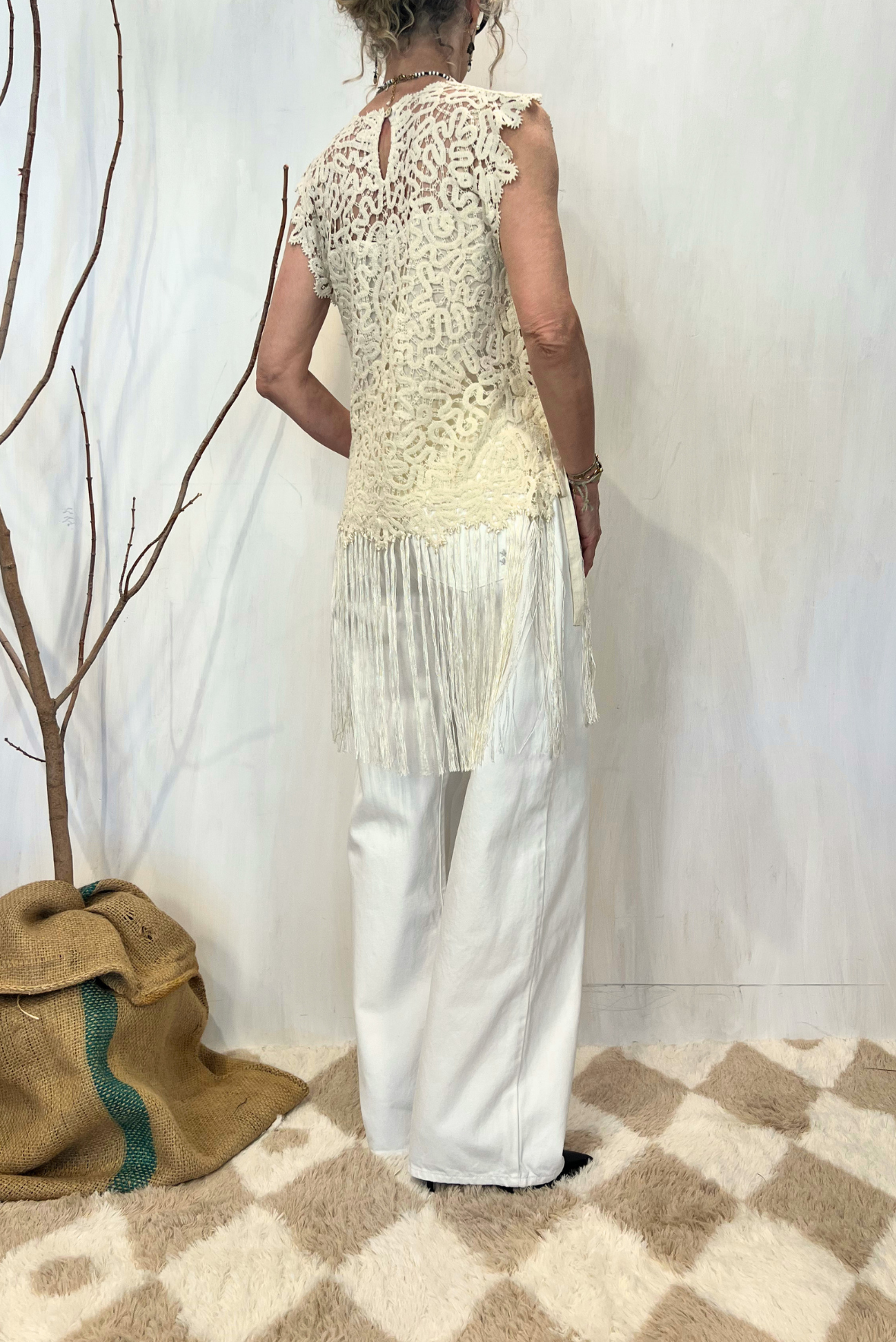 Top smanicato con pizzo e frange