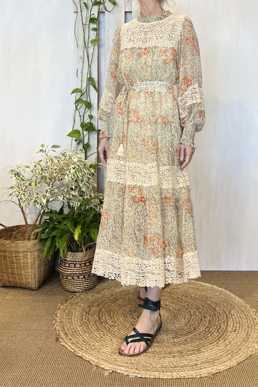 Abito lungo fantasia con pizzo