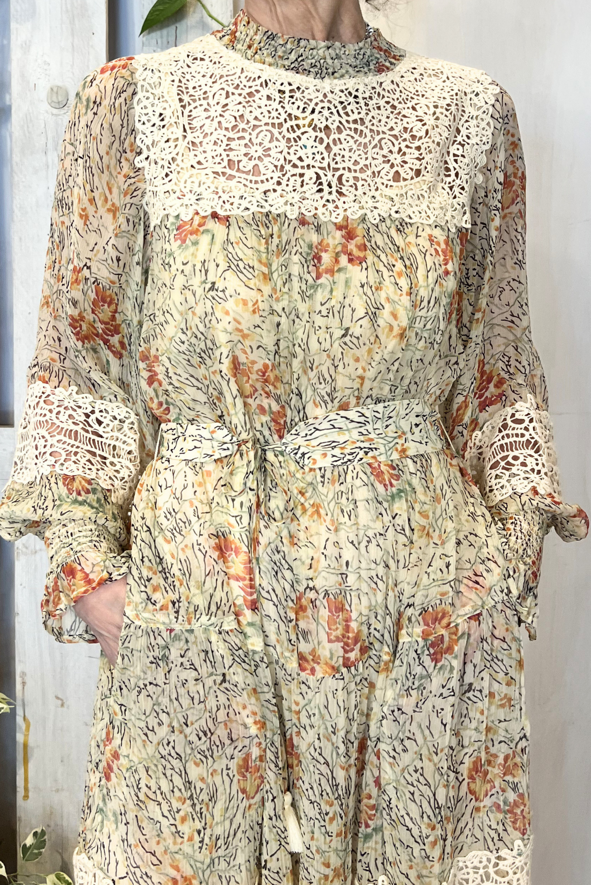 Abito lungo fantasia con pizzo