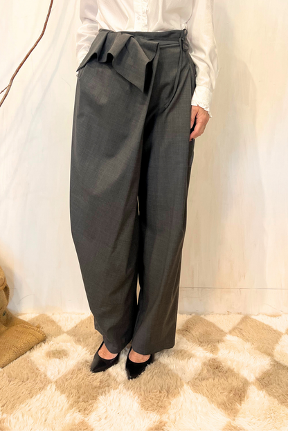 Pantalone effetto scultura