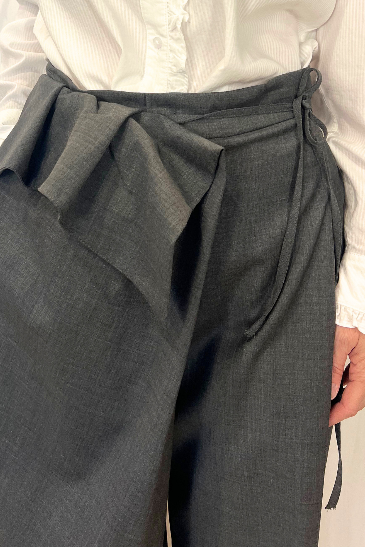 Pantalone effetto scultura