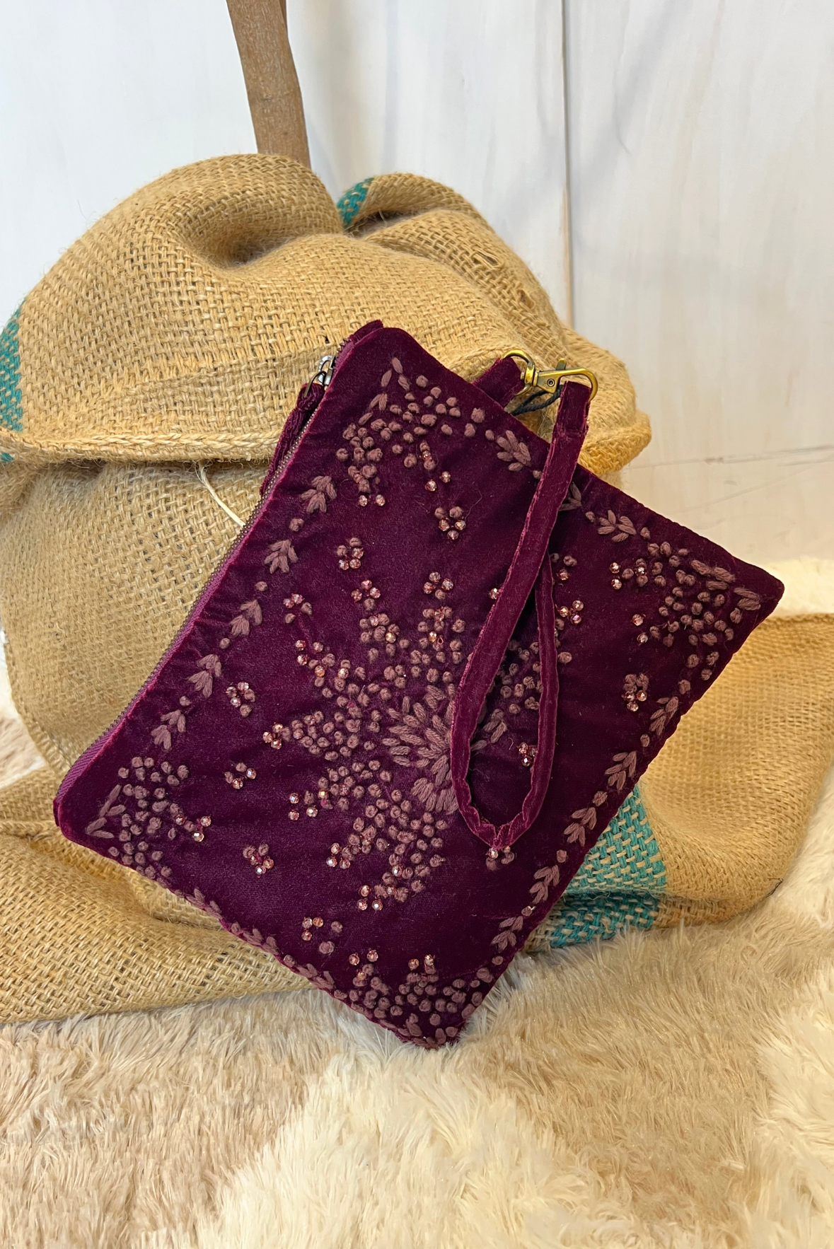 Clutch in velluto con ricami e applicazioni