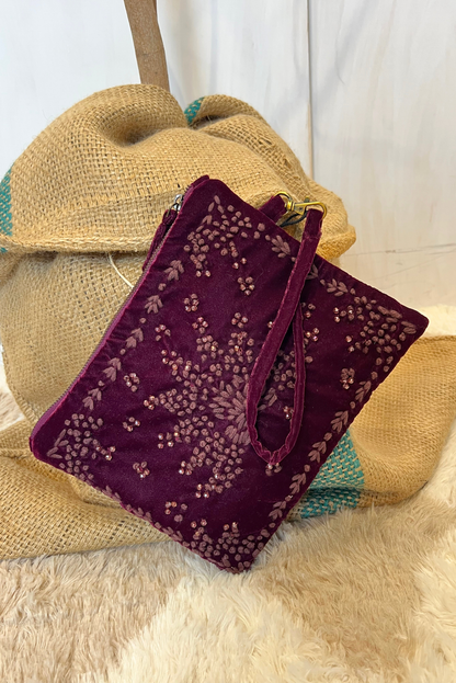 Clutch in velluto con ricami e applicazioni