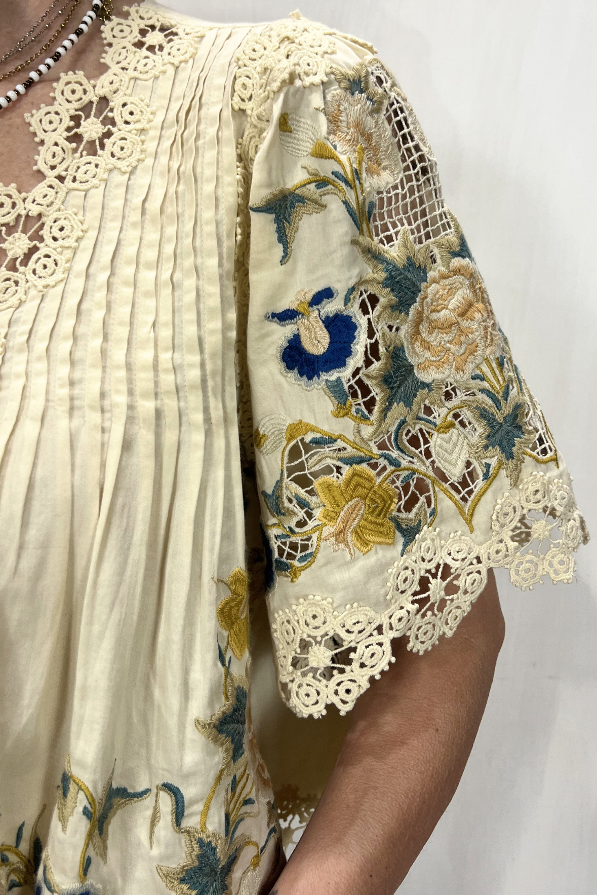 Camicia con pizzo e ricami
