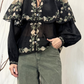 Camicia a fiori con collo a mantellina