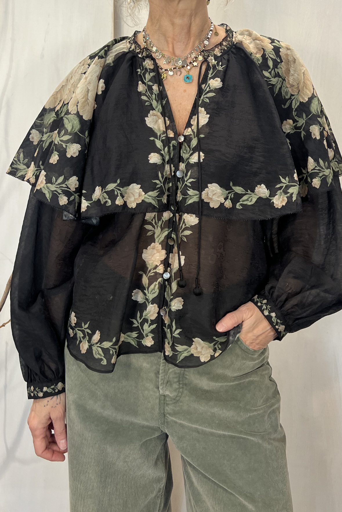 Camicia a fiori con collo a mantellina